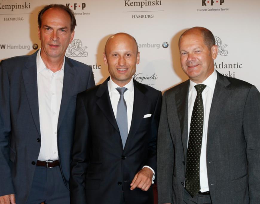 Schauspieler Herbert Knaup mit Atlantic-Hoteldirektor Peter Pusnik und Hamburgs Erstem Bürgermeister Olaf Scholz