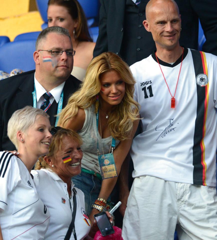Sylvie ließ sich während des Spiels sogar mit deutschen Fußball-Fans fotografieren