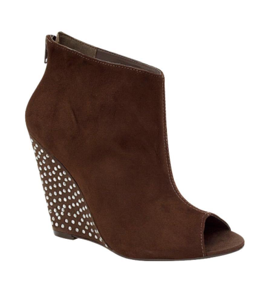 ´ Glitzerstaub und Swarovski-Kristalle machen aus diesen Schuhen kleine Schmuckstücke, die ruhig ein wenig Konkurrenz vertragen können. Mit Steinchen besetzte Wedges von Via Uno, ca. 90 Euro 