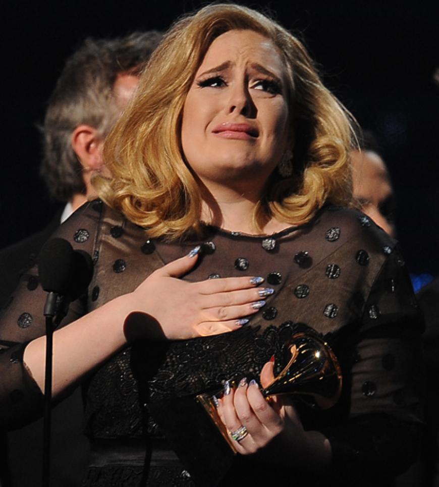 Adele kann ihr Glück kaum fassen. Insgesamt nahm die Britin sechs Preise mit nach Hause und war damit die absolute Abräumerin des Abends