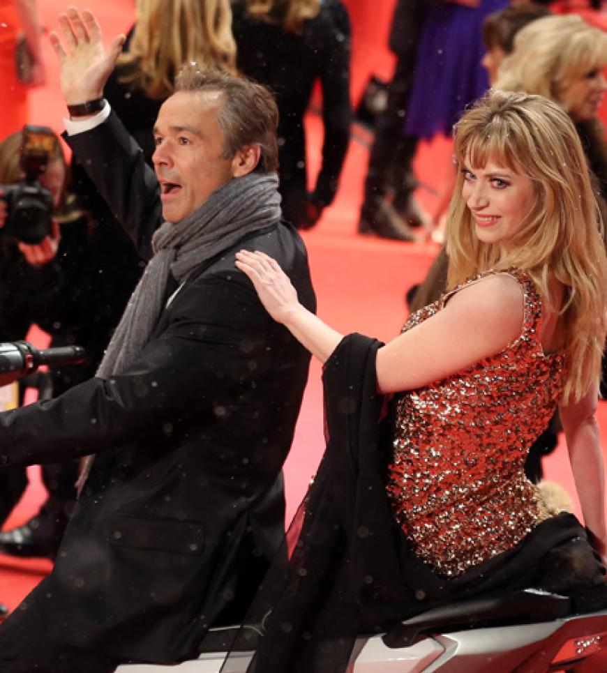 Rasante Ankunft auf der Berlinale: Schauspieler Hannes Jaenicke und Sophie Adell´