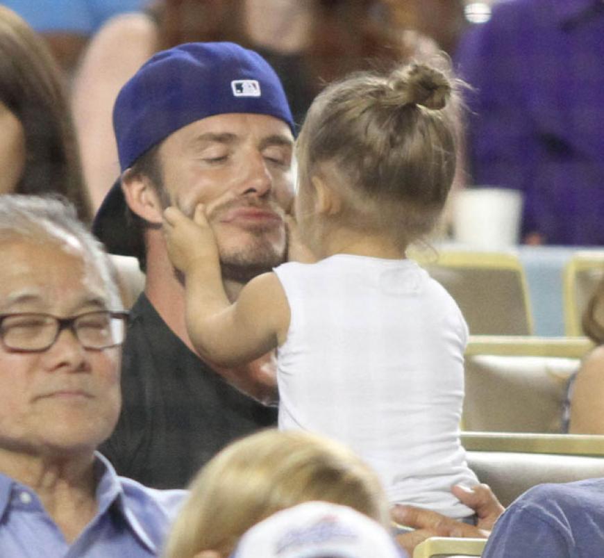 Ein Ausflug mit Papi zum Baseball ist für ein Kleinkind sicherlich nicht das Spannendste. Die süße Harper Seven Beckham vertreibt sich ihre Zeit ganz auf ihre Weise