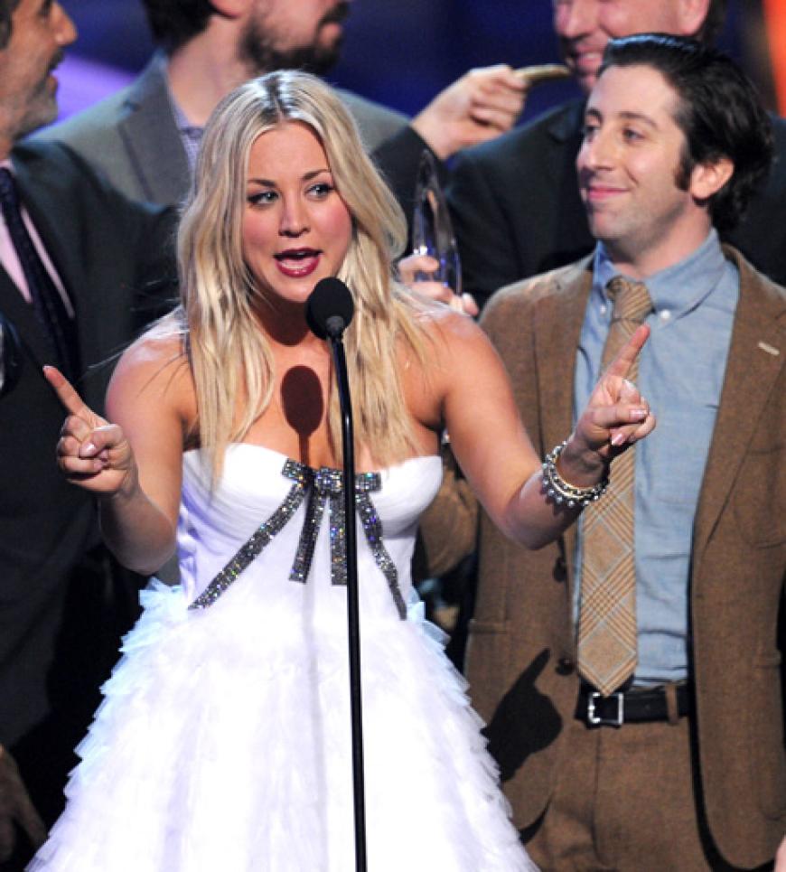 Kaley Cuoco und Simon Helberg freuen sich über ihren Award in der Sparte beliebteste TV Serie