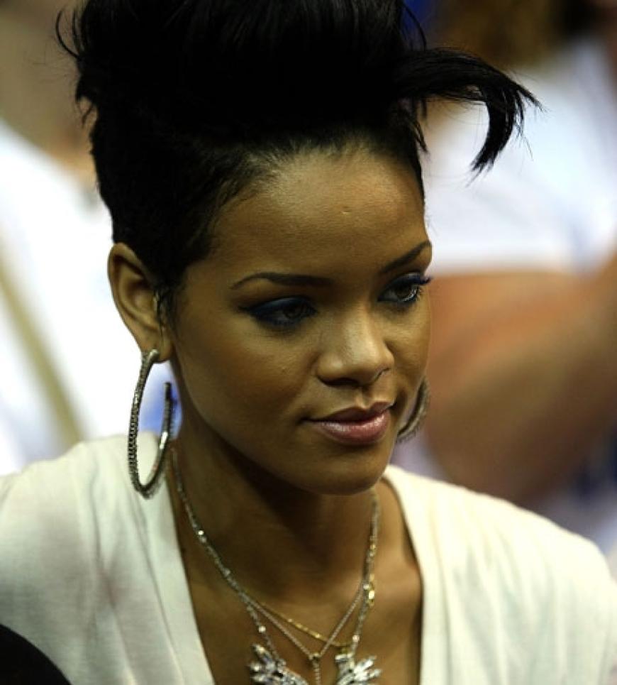 Bevor das Spiel startete, haben sich Rihanna und Chris Brown in unterschiedliche Fan-Blöcke zurückgezogen
