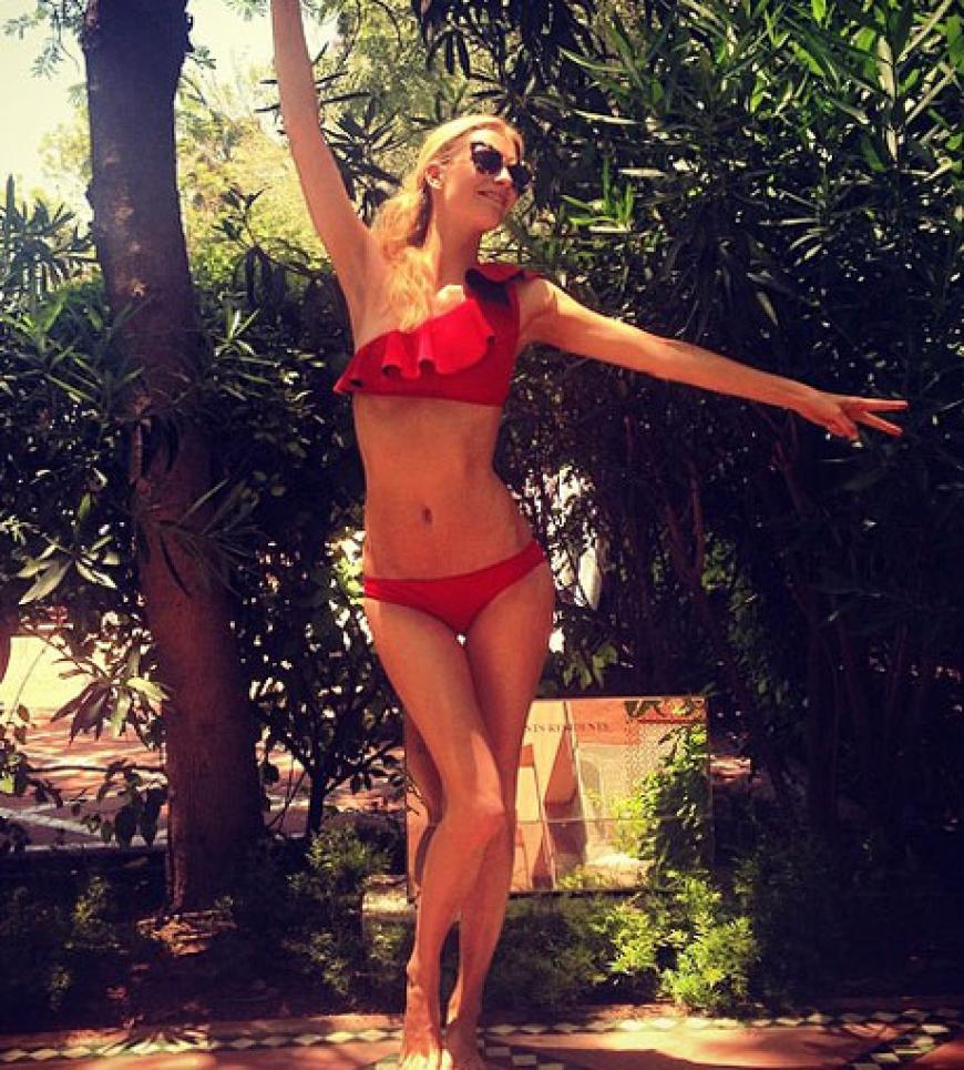 Get ready for summer! Diese Stars zeigen sich im sexy Zweiteiler: Model Poppy Delevingne im knappen, roten Bikini
