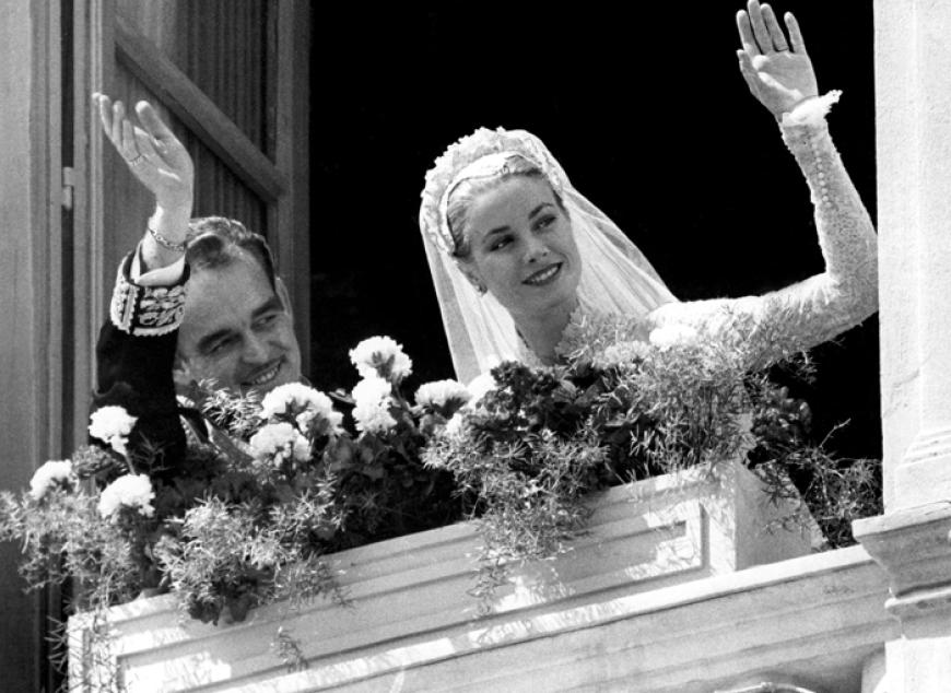 Der erste Auftritt als Ehepaar: Grace Kelly und Fürst Rainier brachen noch am selben Tag zu einer siebenwöchigen Hochzeitsreise im Mittelmeer an Bord der fürstlichen Yacht auf