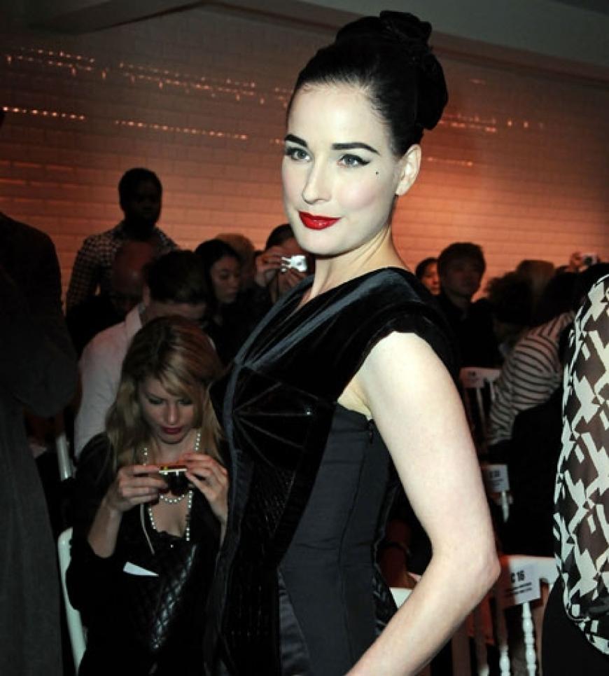 Dita von Teese ist zu Gast in Paris