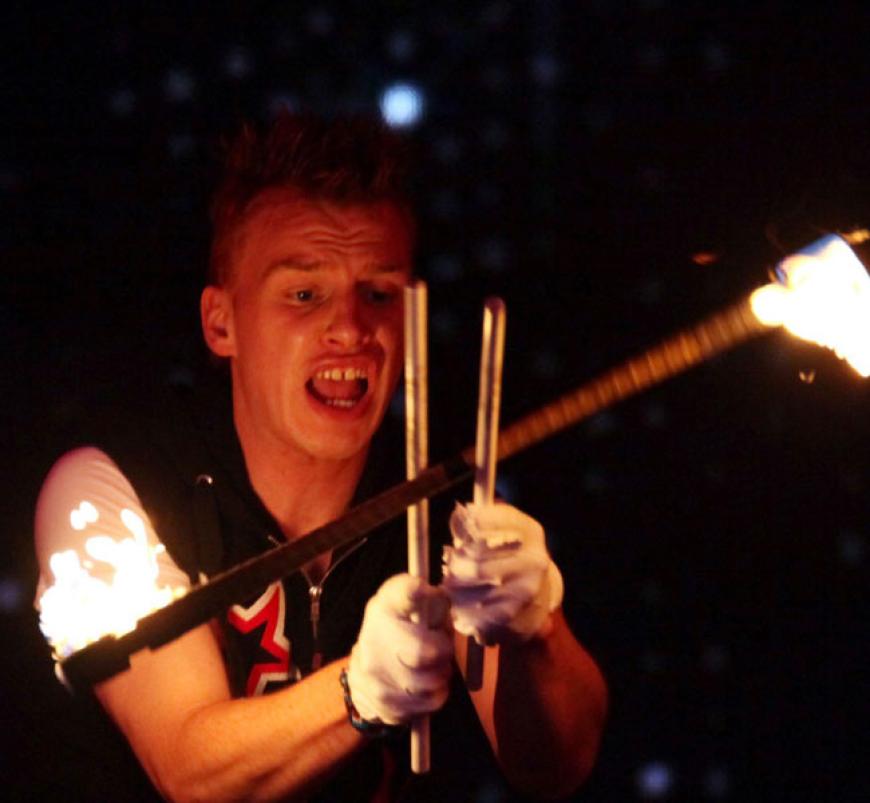 Genau wie Torsten Ritter, der mit seinen brennenden Sticks für viel Action auf der Bühne sorgt