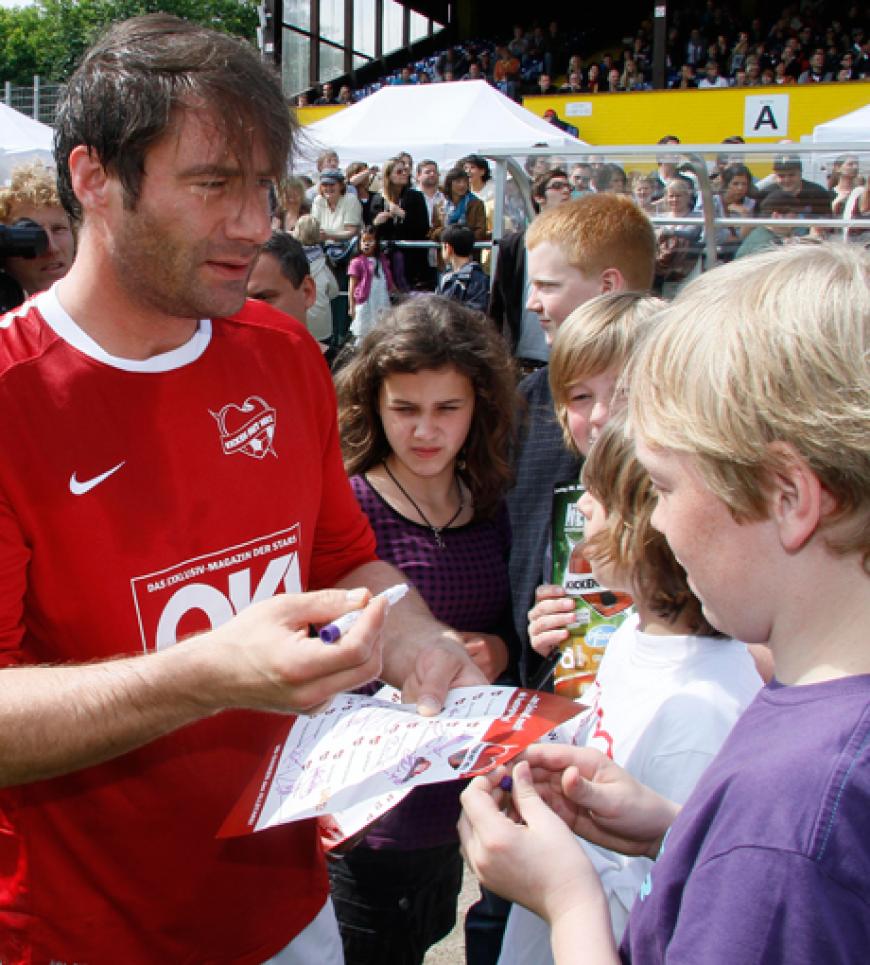 Nach dem Match gab es für die wartenden Fans noch viele Autogramme: Sasha nahm sich viel Zeit für die kleinen und großen Zaungäste