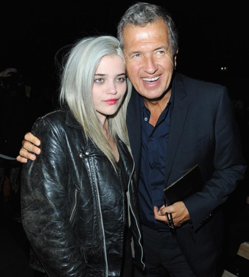 Schauspielerin Sky Ferreira und Promifotograf Mario Testino auf Kuschelkurs