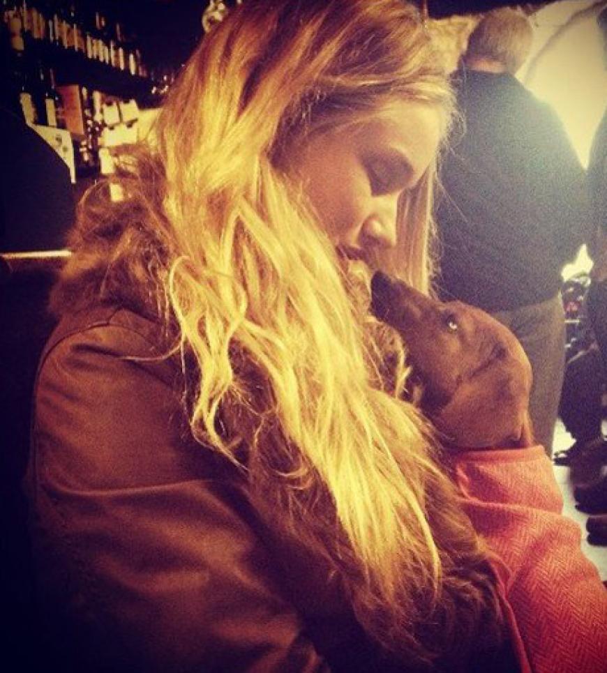 Model Rosie Huntington-Whiteley postete ein wirklich niedliches Kuschelfoto mit ihrem Hund