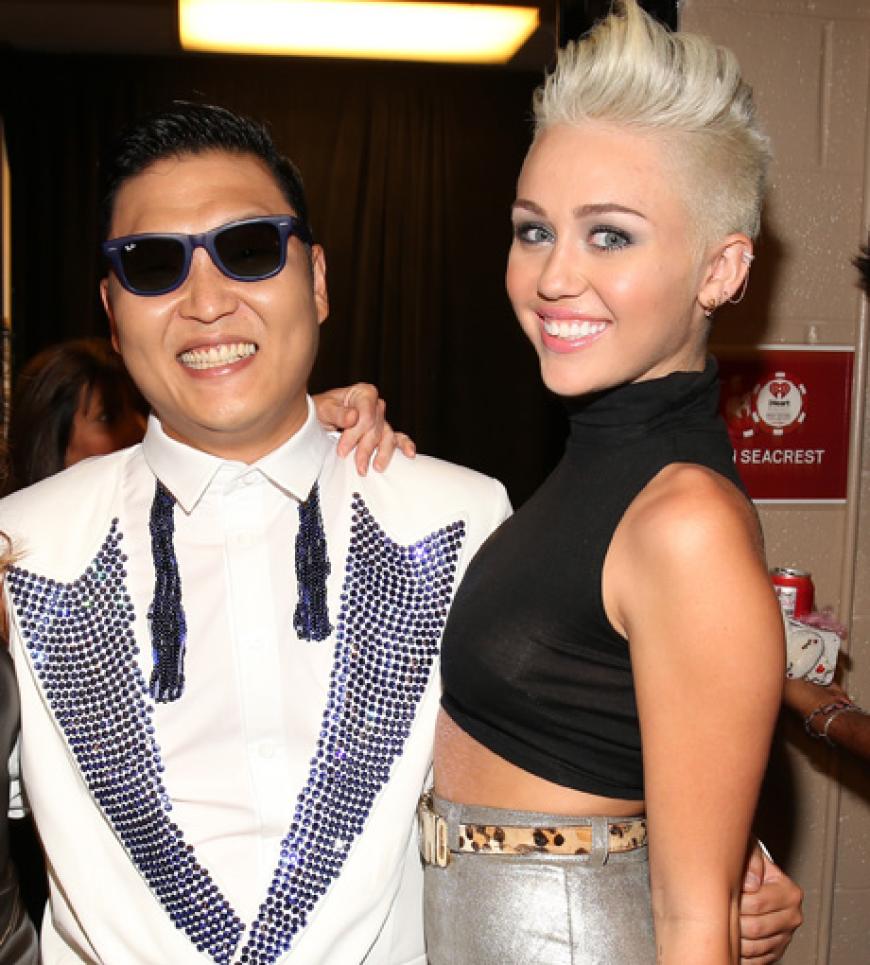 Grins: Psy mit Teenie-Star Miley Cyrus. Der Südkoreaner ist sehr humorvoll und liebt es, Promis wie Lady Gaga oder Beyoncé auf seinen Konzerten zu imitieren