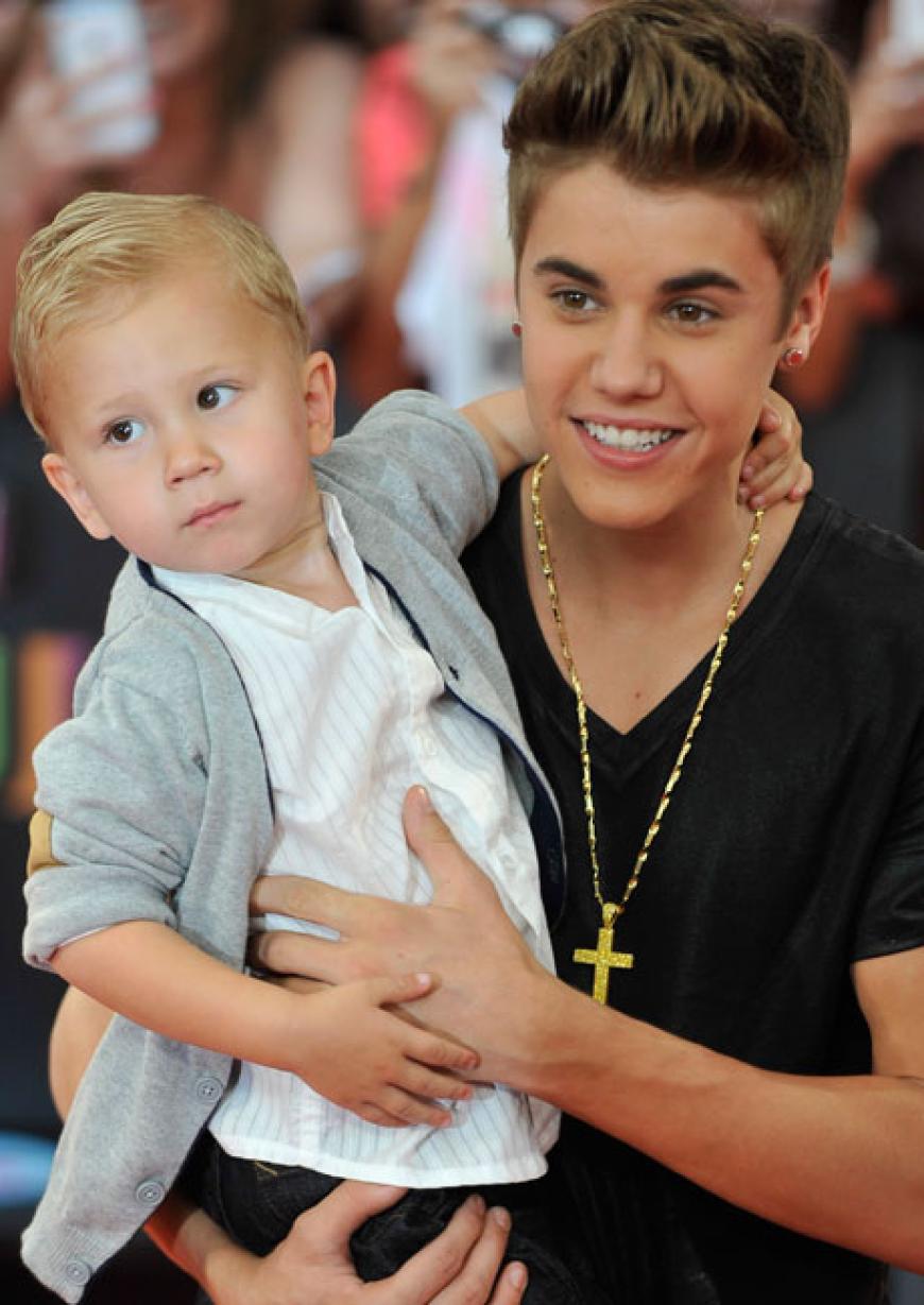 Justin Bieber ist ein echter Familienmensch. Sein wohl größter Fan: sein kleiner Bruder Jaxon, der auch schon mal mit auf den Roten Teppich darf