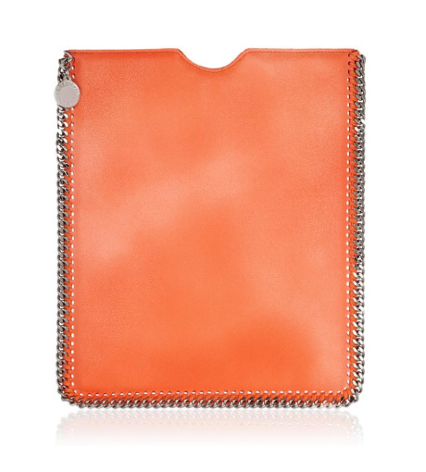 Edgy und doch klassisch! Für alle, die das Besondere lieben. Ipad-Hülle aus Leder von Stella McCartney mit Panzerkette über net-a-porter.com, jetzt ca. 170 Euro