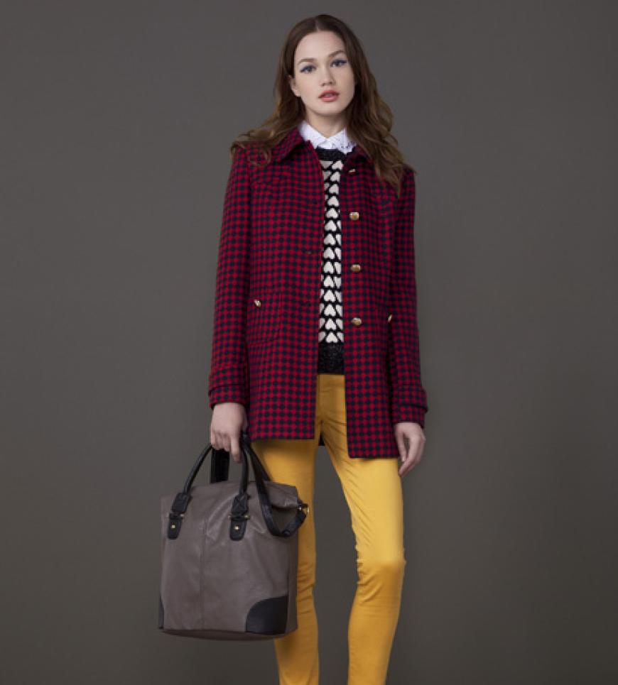 Mit bezaubernden Retro-Looks begeistert uns das Label Primark. Unsere Must-haves: weinrote Cabanjacken und Glencheck-Pullis