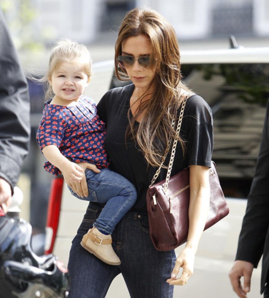 Einen Tag später ist Harper mit Mama Victoria unterwegs. Man weiß nicht, wer stylisher ist!