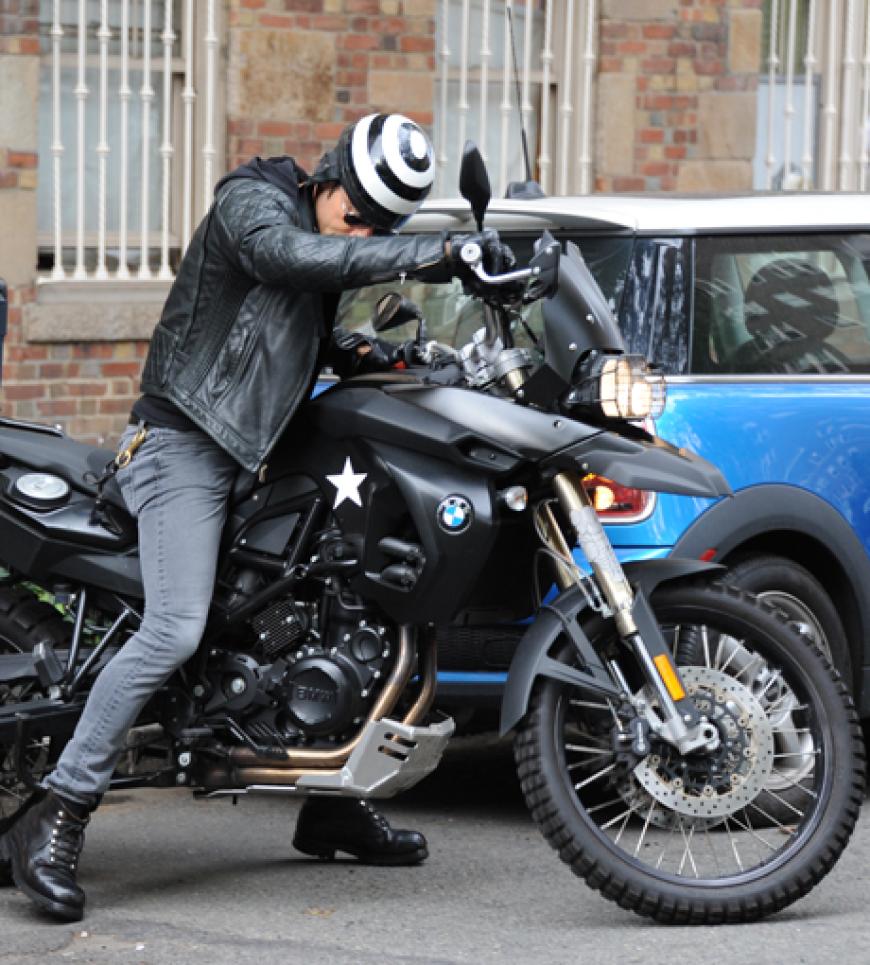 Cooler Typ: Justin Theroux cruist auf seiner BMW durch die Straßen