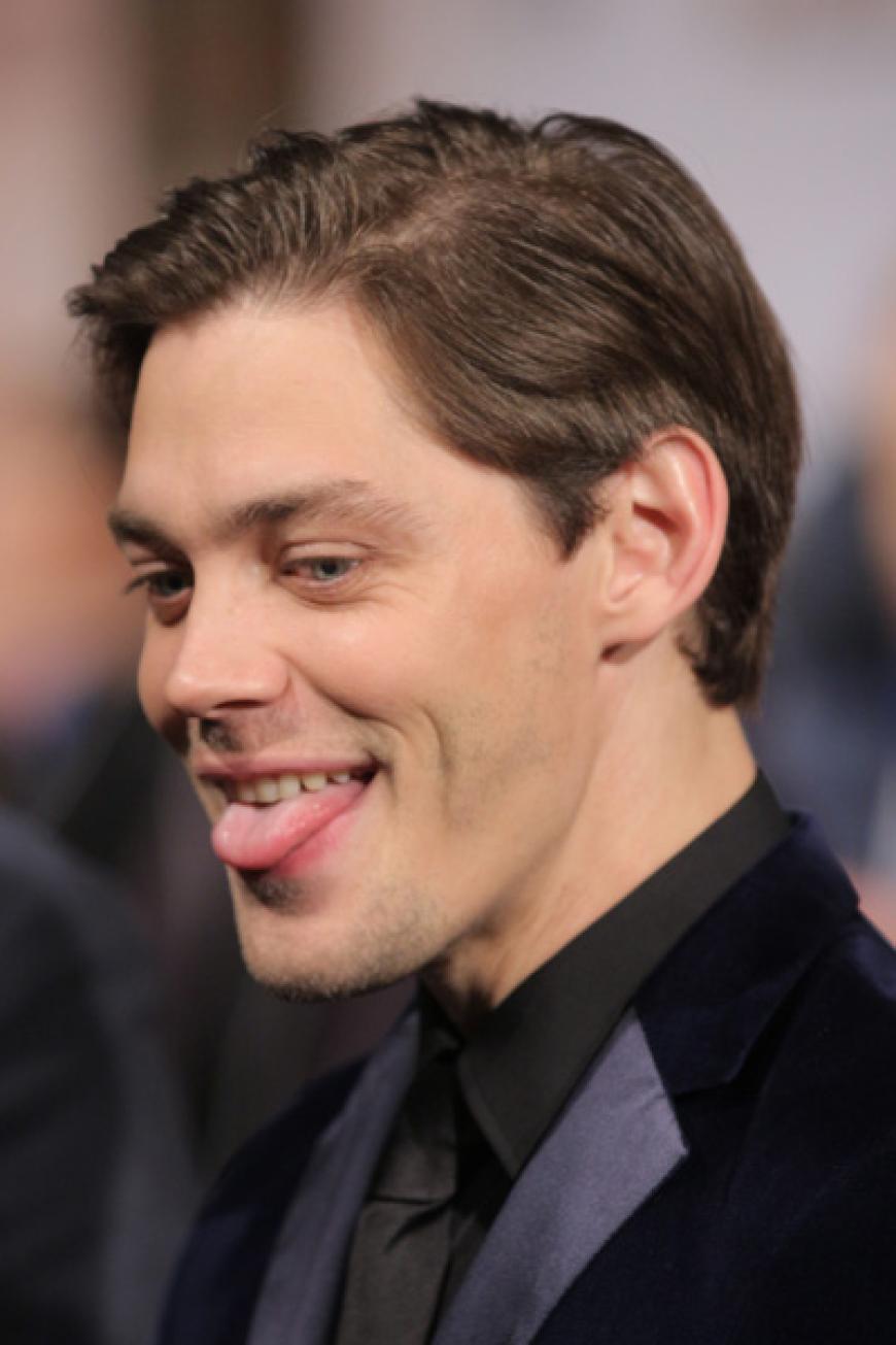 Der britische Schauspieler hat sichtlich Spaß auf der Premiere