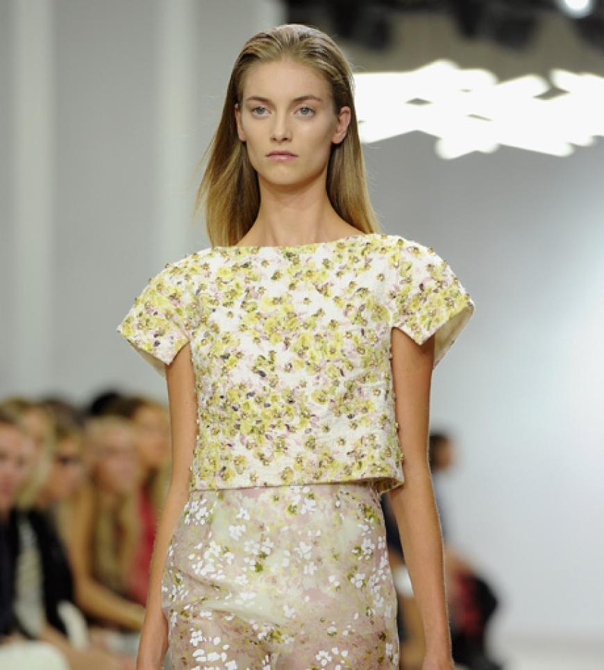 Giambattista Valli hält seine Frühjahrskollektion in Maigrün, Blütenweiß und Rosé. Fast hören wir die Vögel zwitschern.