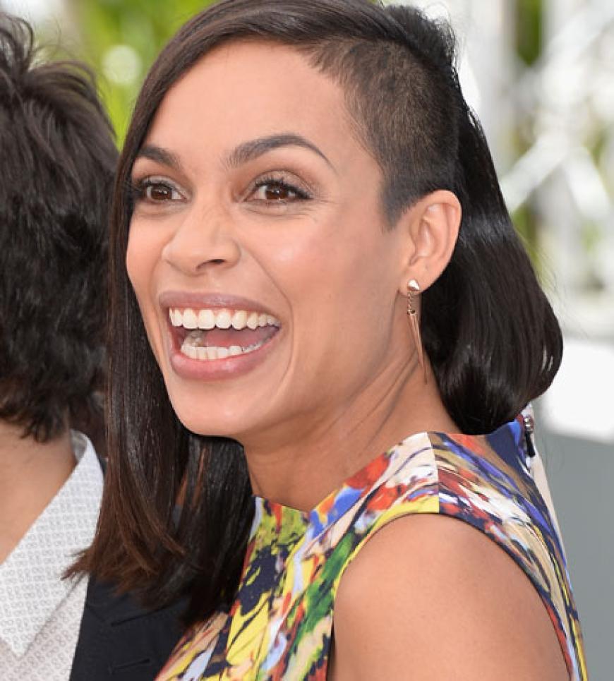 Rosario Dawson schien ohnehin sehr aufgedreht und zeigte ganz nebenbei ihren neuen Side-Cut