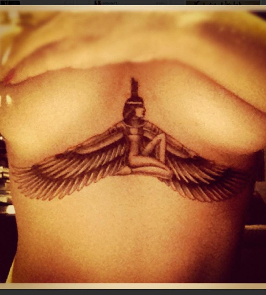 Hier zeigt sie uns ihr Indianer-Tattoo unter der Brust - sehr erotisch