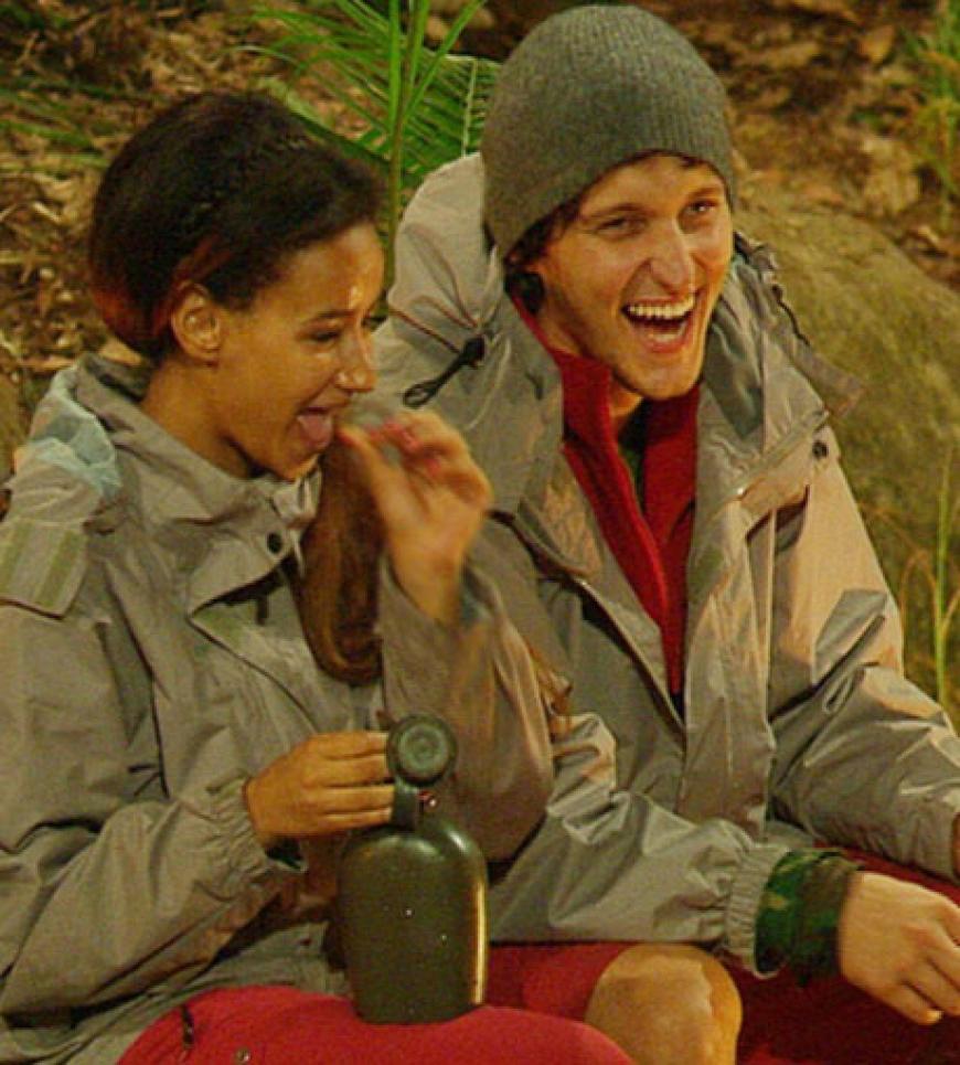 Die österreichische Front bröckelt. Auch Marco lästert, wie fast alle anderen auch, über Larissa. Zusammen mit Gabby lacht und lästert er hinterrücks - doch Larissa, die sich schlafen gelegt hat, hört alles mit