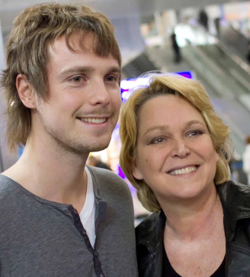 Begleitete seine Mutter zum Flughafen: Sascha Leiß im Arm von Ramona