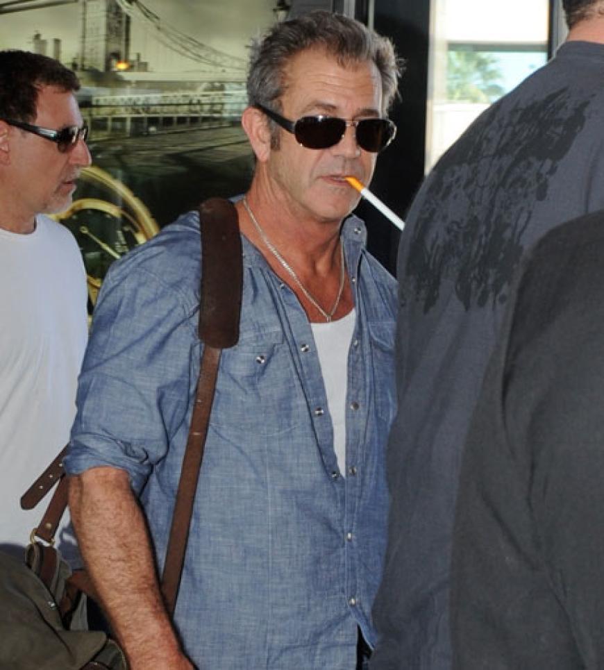 Mel Gibson hatte nach seiner Ankunft am Flughafen in Venedig direkt eine Zigarette griffbereit