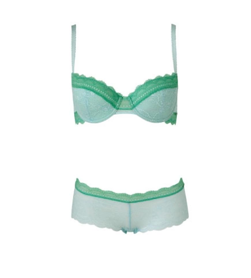 Kontrastreich von ck Calvin Klein, BH ca. 35 Euro, Panty ca. 25 Euro