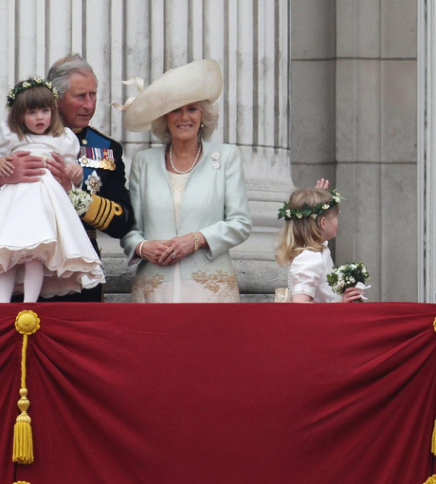 Damit auch die Kleinen etwas mitbekommen, nimmt Prinz Charles die Kinder auf den Arm