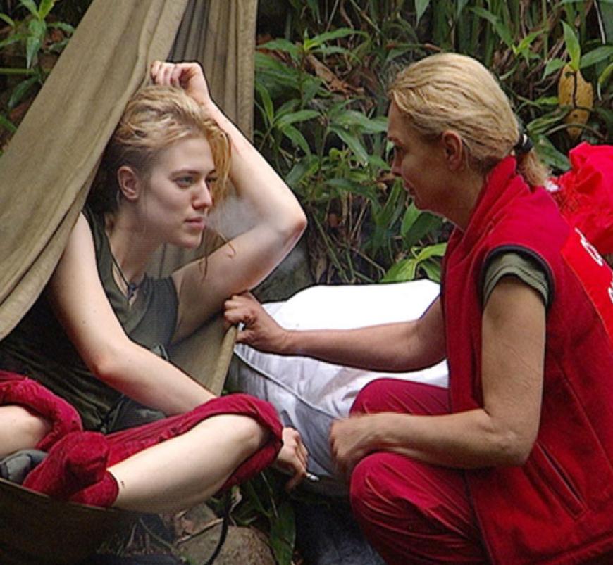 Larissa hat schon wieder andere Sorgen. Sie möchte eigentlich gerne den Schlafplatz tauschen, doch Corinna hat dafür kein Verständnis