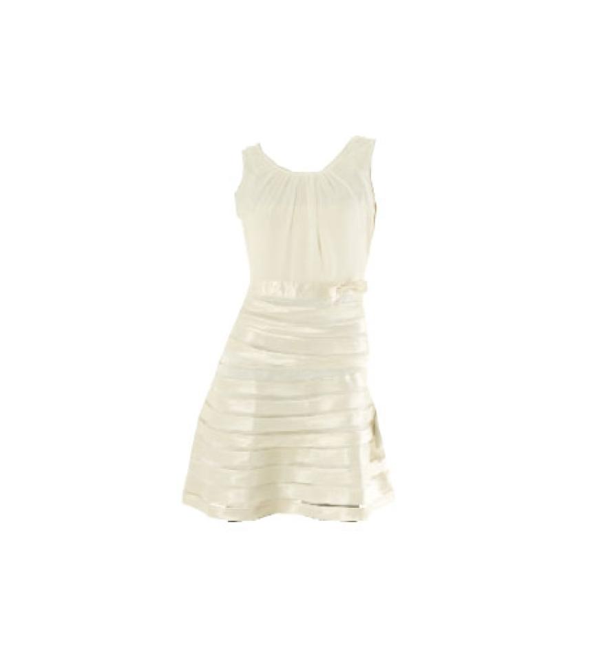 Die Strand-Hochzeit: Chiffonkleid mit Satineinsätzen von Tofu über styleserver.de, ca. 140 Euro
