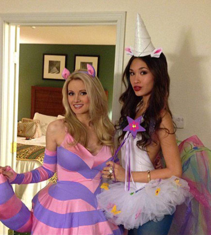 Hey, sexy Mama! Ex-Playmate Holly Madison kaschiert ihren kleinen Babyauch unter ihrem Outfit. Sie ist übrigens die Katze