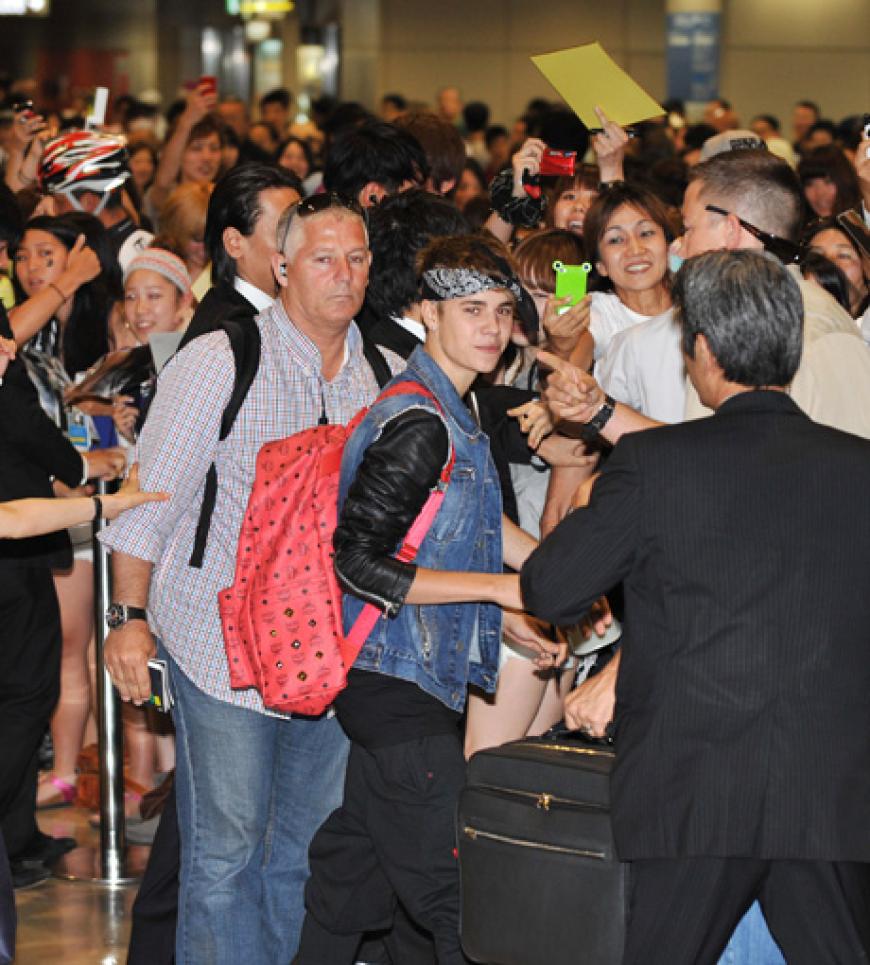 Ausnahmezustand am Flughafen von Tokio: Superstar Justin Bieber reiste an - und wurde von hunderten Fans kreischend empfangen