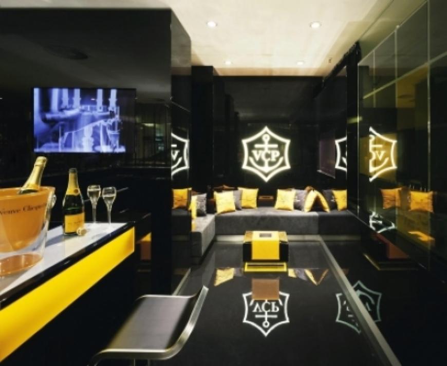 Die Lounge der Veuve Clicquot Champagner Boutique im Hamburger Alsterhaus