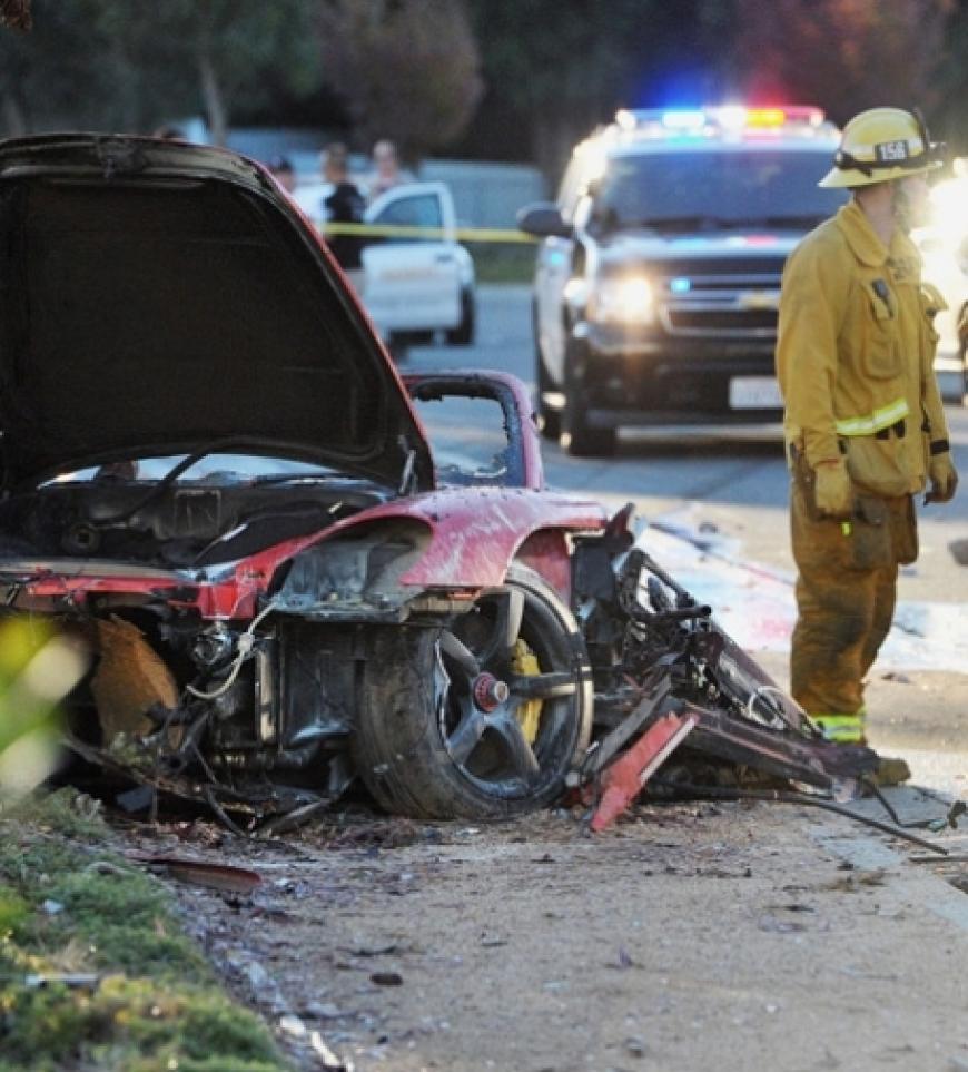Furchtbar: Angeblich soll Paul Walker in dem roten Porsche GT lebendig verbrannt sein