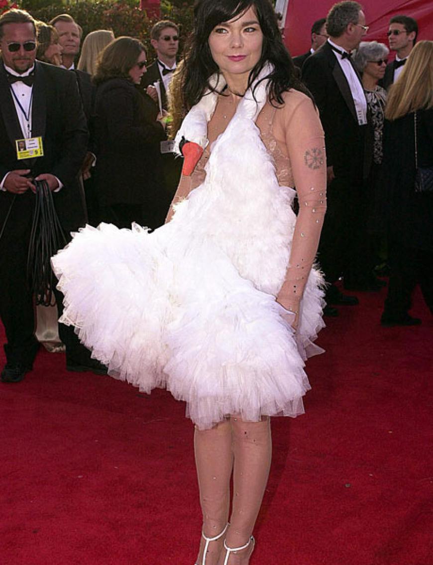 Alle Jahre wieder überraschen und schockieren uns die weiblichen Promis bei den Oscars. OK! hat ein Best Of der hässlichsten Kleider zusammen gestellt. Legendär: mit diesem