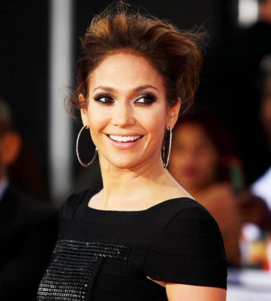 Jennifer Lopez: Vor der Kamera verzaubert die Schauspielerin mit einem umwerfenden Aussehen. Wie sie das hinbekommen hat und wie auch Sie sich in der kalten Jahreszeit zum Strahlen bringen können, verraten wir hier!