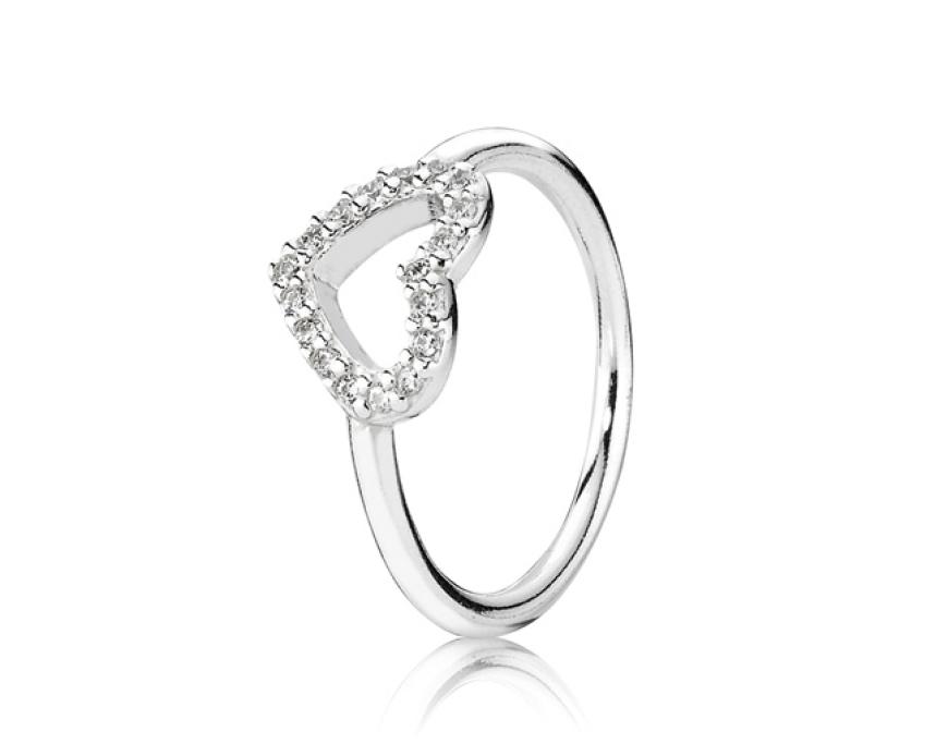 Diamonds Are A Girls Best Friend: Sorgt garantiert für Jubelschreie: Ring aus Sterlingsilber mit Zirkonia-Steinen von Pandora, ca. 50 Euro