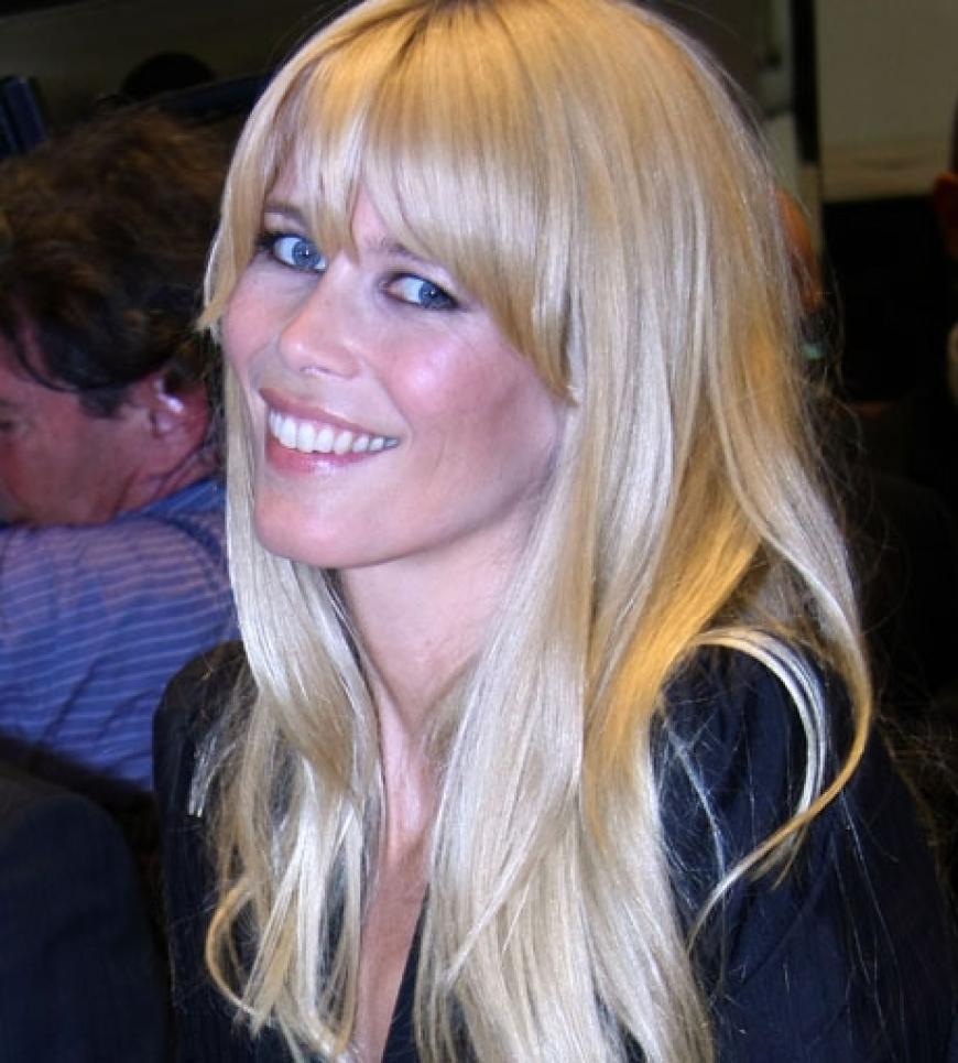 Claudia Schiffer strahlt über das ganze Gesicht. Zwar gehört sie mit ihre 39 Jahren schon zum
