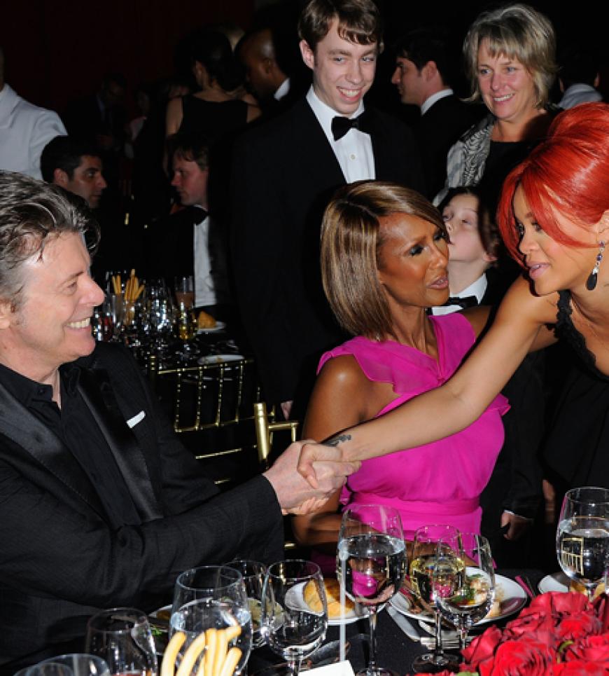 Hier treffen Stars auf Stars: Rihanna begrüßt David Bowie und dessen Frau Iman