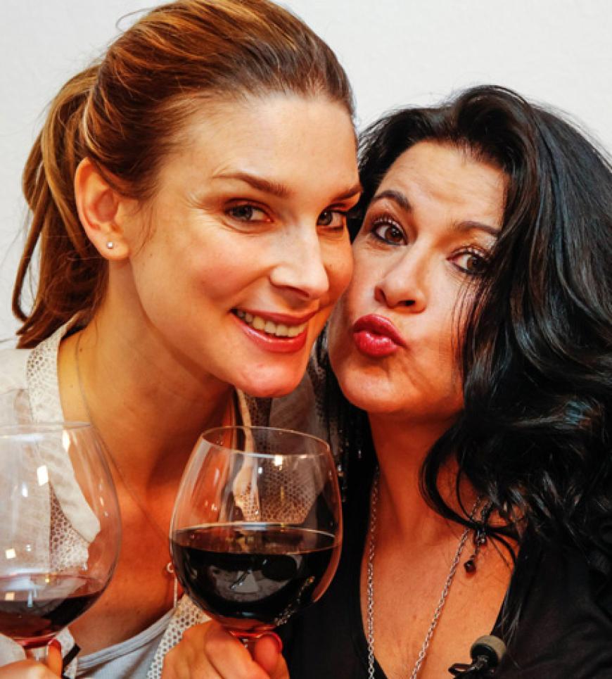 Prost! Claudelle Deckert und Iris Klein verstehen sich beim
