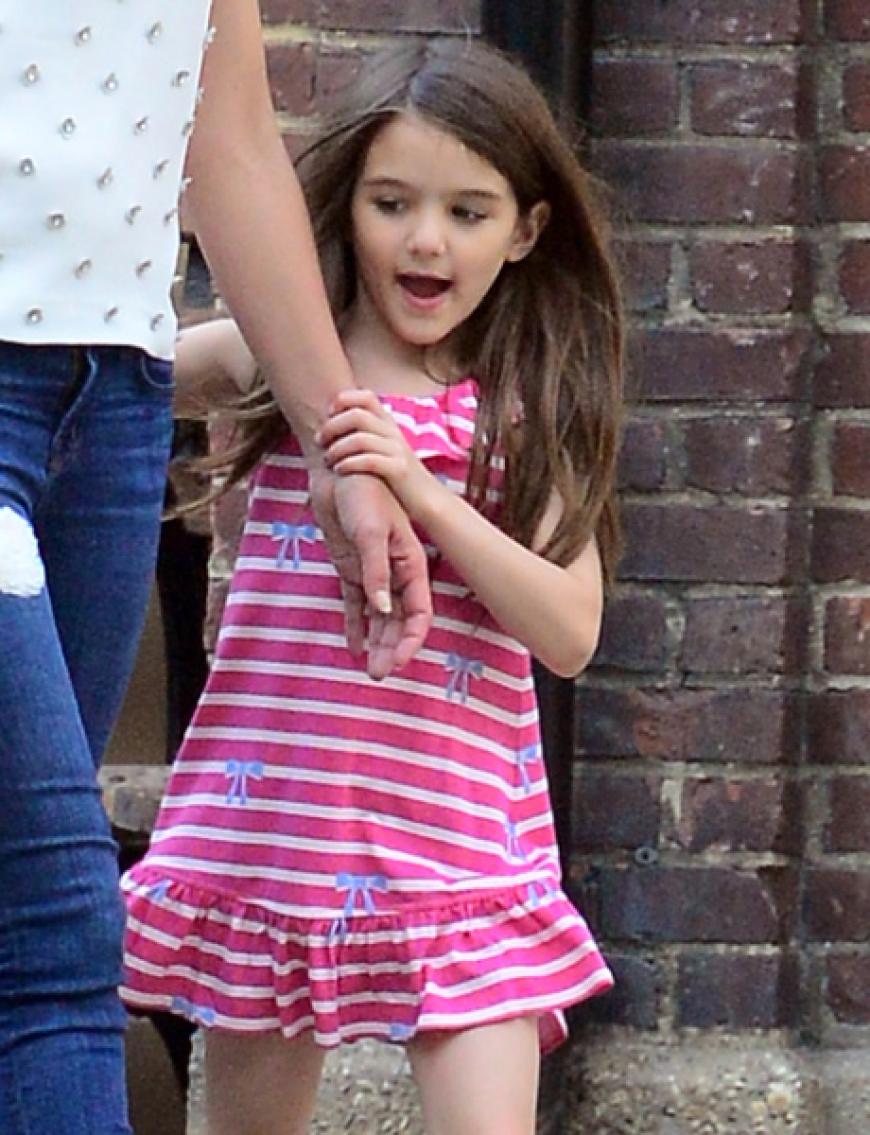 Am 18. April 2013 feierte Suri ihren siebten Geburtstag. Zwar hat sich einiges in ihrem Leben verändert (Trennung ihrer Eltern Tom Cruise und Katie Holmes 2012), eines blieb jedoch: Die Paparazzi lieben Suri!