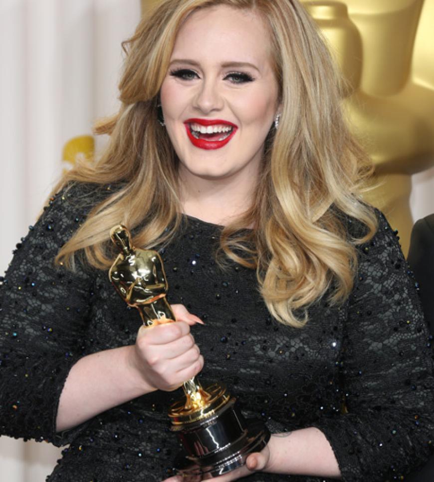 Adele im Glück: nicht nur privat läuft es seit der Geburt von Baby Angelo perfekt. Bei den Oscars 2013 sahnte sie die Trophäe für den besten Song (