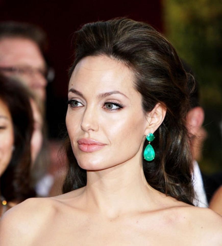 Manchmal ist weniger mehr - Angelina liebt reduziertes Make-up und schlichten Schmuck. Zur Oscar-Verleihung 2009 wählte sie stilsicher Smaragd-Ohrringe mit insgesamt 180 Karat