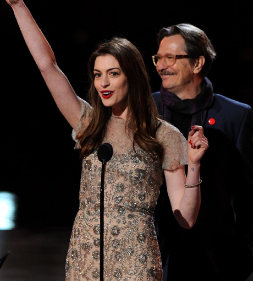 Anne Hathaway und Gary Oldman aus dem Film´