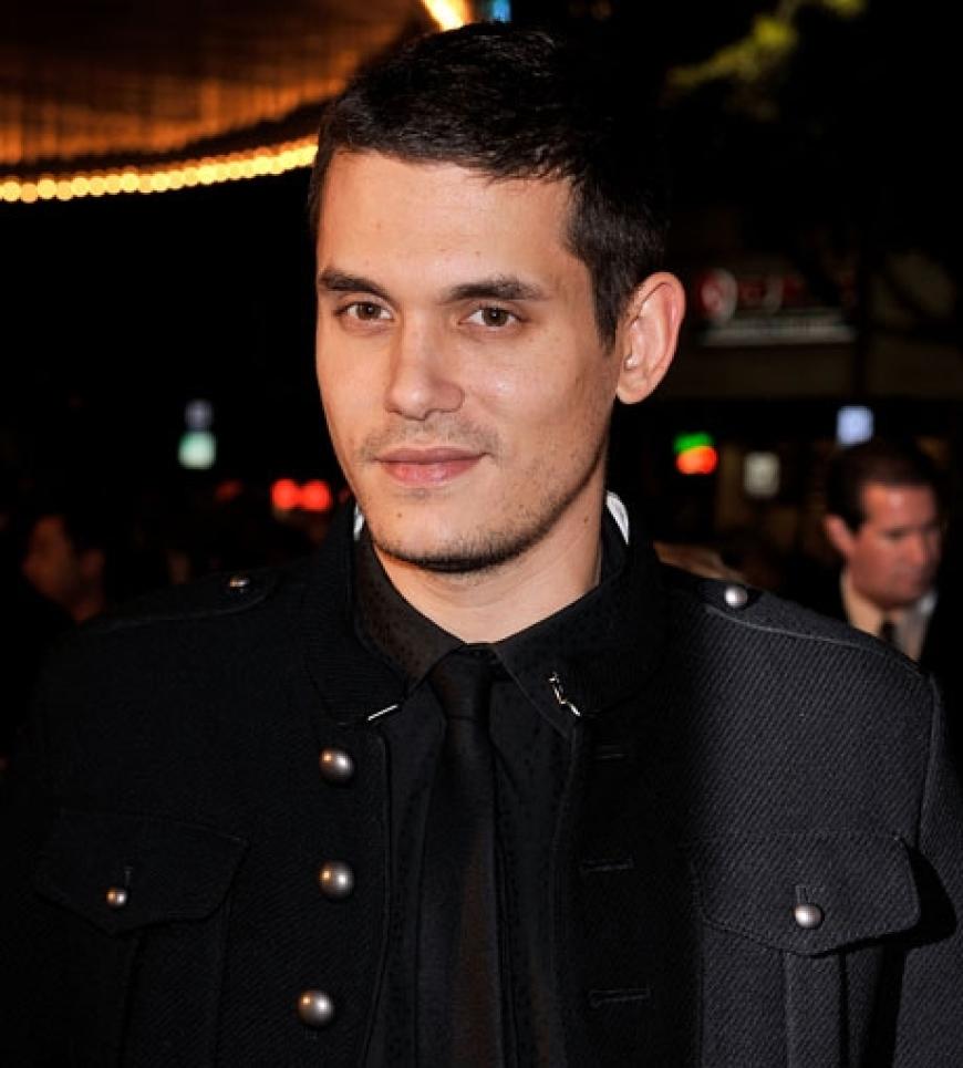 Auch Anistons Freund John Mayer war bei der Premiere dabei, zeigte sich aber nicht mit seiner Freundin auf dem roten Teppich