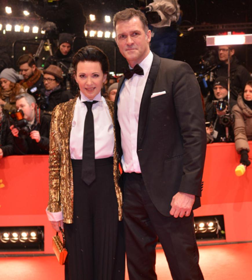 Iris Berben (mit Heiko Kiesow) zog mit ihrem goldenen Glitzer-Jackett kombiniert mit Krawatte alle Blicke auf sich