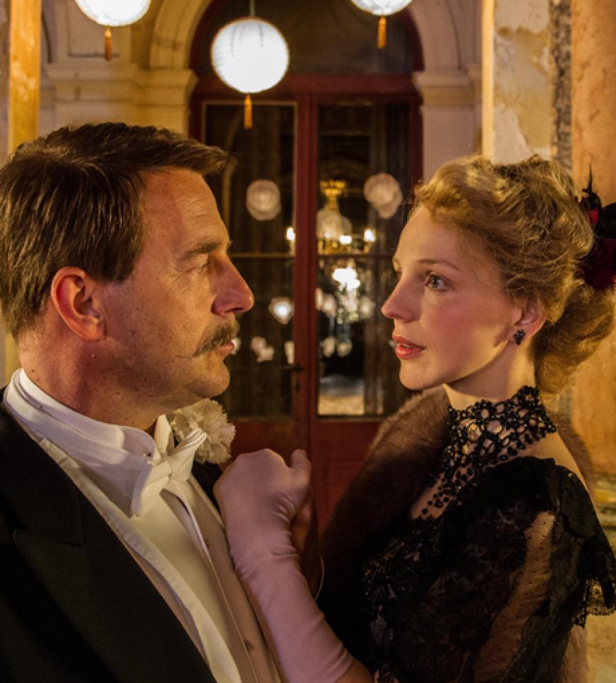 Houston Chamberlain (Heino Ferch, l.) hat ein Ziel der Begierde: Die schöne Isolde Wagner (Petra Schmidt-Schaller, r.)