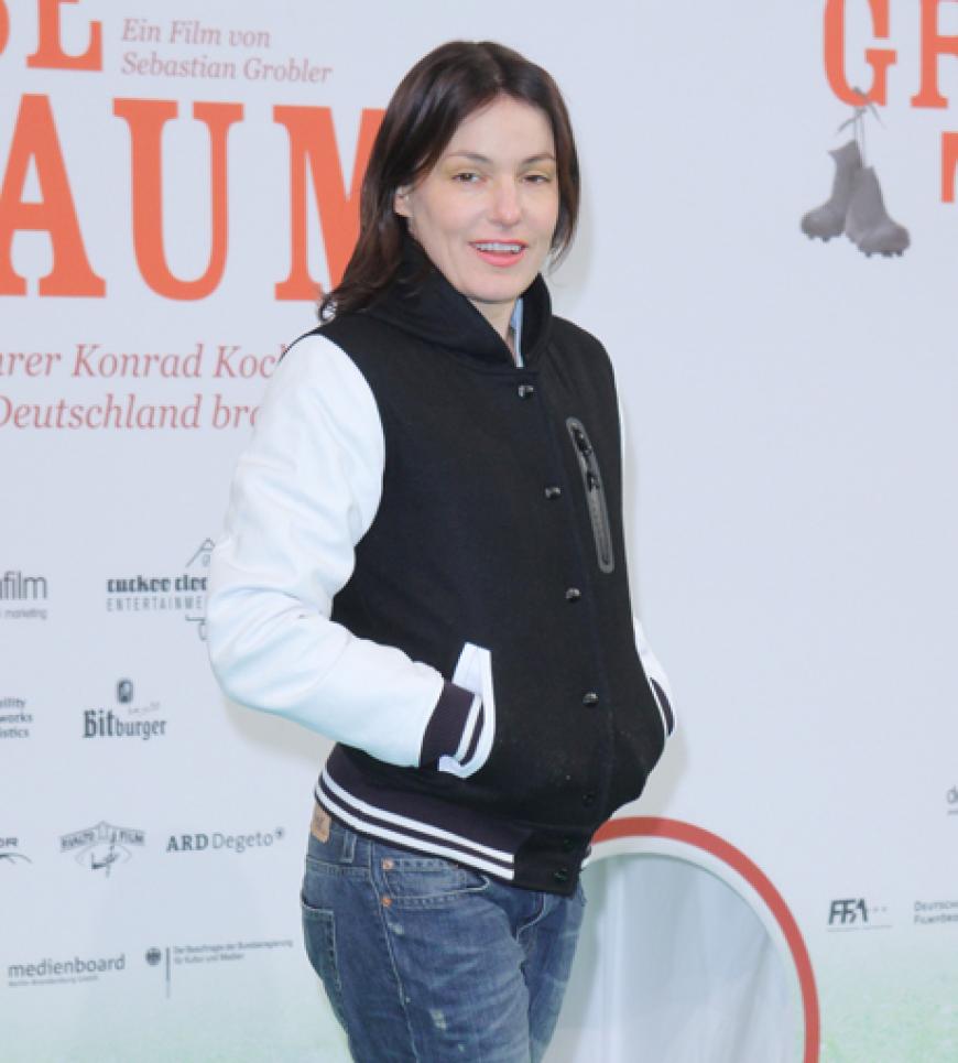 Nicolette Krebitz in lässiger Baseball-Jacke